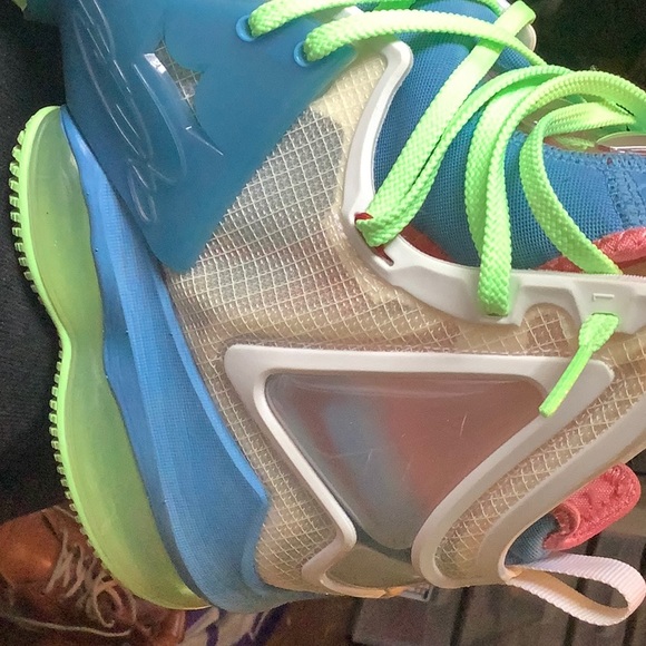 2022 Nike LeBron Sneakers - Picture 6 of 13